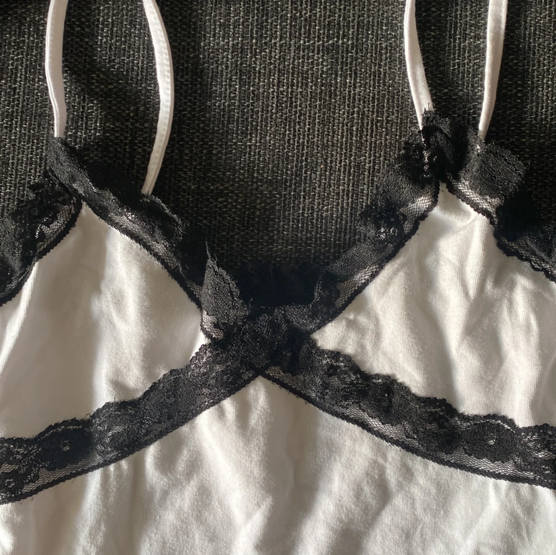 Vit linne med spetsdetaljer köpt från NewYorker - 92