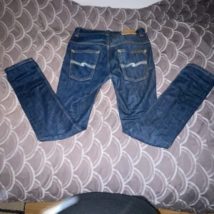 Nudie Jeans - Riktigt fina nudies i 29W 32L. Finns 1 liten defekt som syns på bild 5 dock är den inte synlig väl på. Priset kan diskuteras och om frågor finns är det bara skriva!