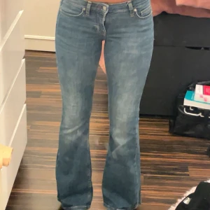 Bootcut jeans  - Säljer ett par snygga blå bootcut jeans i mycket bra skick. De är lågmidjade. Använda ett fåtal gånger. Inga defekter. Jag brukar ha 36 i jeans, eller W26-27 och dessa passar bra på mig 🥰 Pris kan diskuteras, hör av er!
