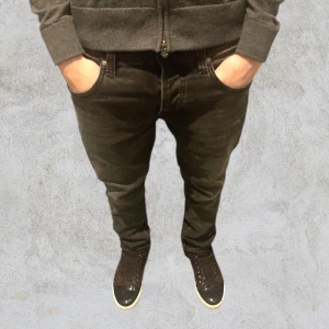  Nudie Jeans grim tim - Säljer ett par svarta Grim Tim jeans från Nudie Jeans i färgen Concrete Black. De är i bra skick och gjorda av 99% bomull och 1% elastan för en bekväm passform. Perfekta för både vardag och fest! 🖤