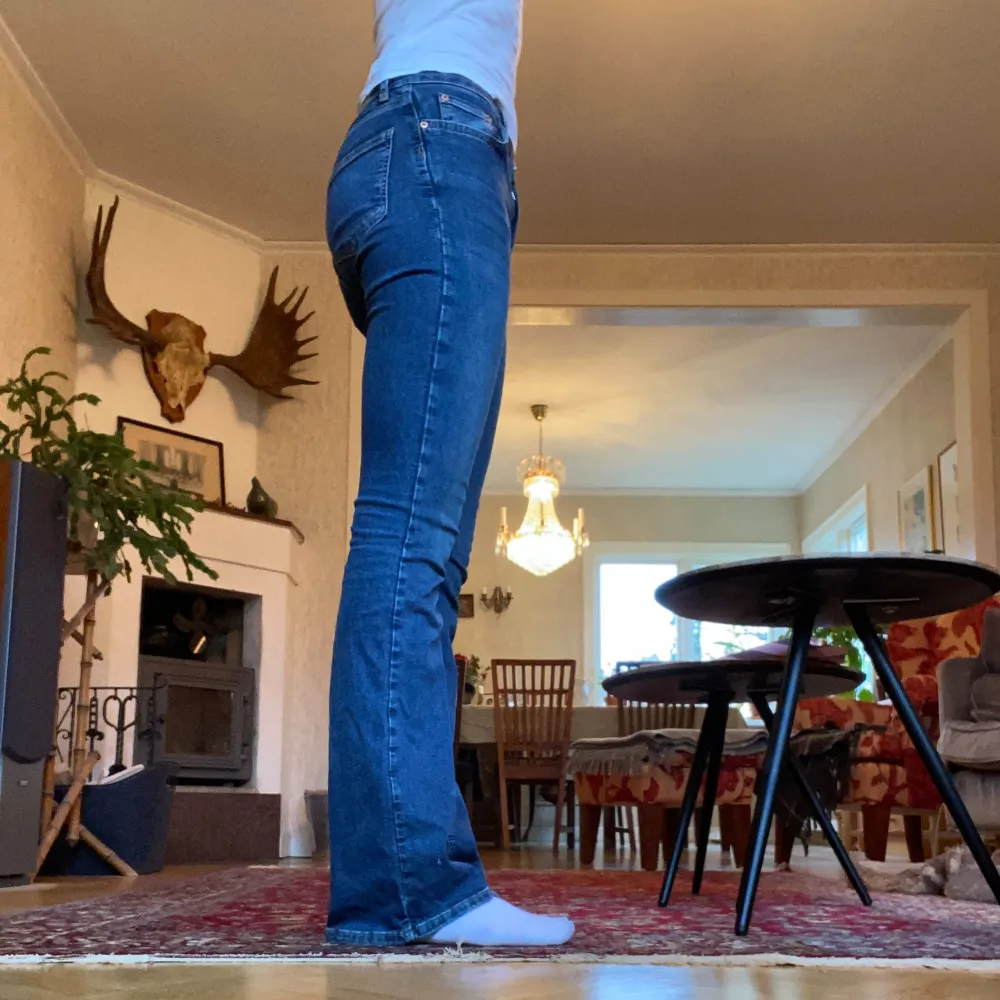 Säljer ett par  blå bootcut jeans från Gina tricot i mycket bra skick. De är i storleken 36 Tall och passar mig bra som ofta har storlek 36 och är 178 cm. Materialet är stretchigt och säljer pga att jag har för mycket kläder, annars tycker jag om de jättemycket! Skriv privat vid frågor. Pris går att diskutera.. Jeans & Byxor.