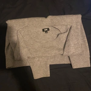 Cashmere tröja från uniqlo - Jätte fin tröja från uniqlo i toppskick. Använd 1-2 gånger men är helt ny skick dock utan prislapp.   Fick i present och den var lite stor för mig så säljer den nu istället😁  Nypris-1299kr