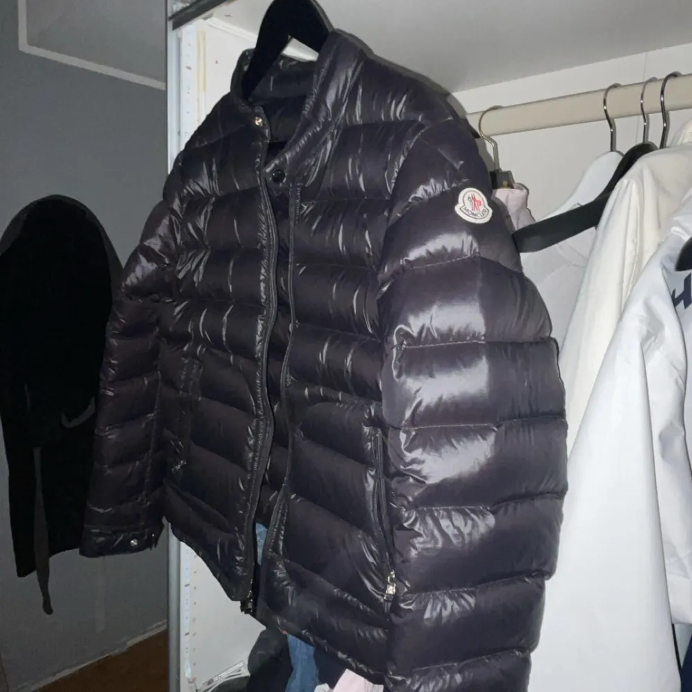 Säljer en snygg svart pufferjacka från Moncler i mycket bra skick. Jackan har en dragkedja framtill och långa ärmar. Perfekt för kyliga höst- och vinterdagar. Den är både stilren och varm, vilket gör den till ett måste i garderoben. Passar perfekt för både vardag och fest! Självfallet äkta den finns att skanna.. Jackor.