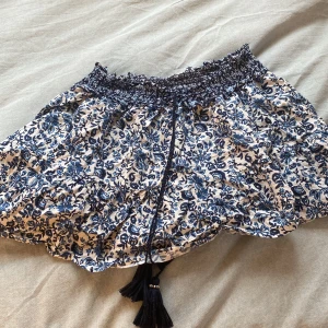 Kjol - Fin kjol ifrån Zara, köpt för ca 350kr och säljes för 300. Säljes då den bara ligger och tar plats här hemma. Den är ALDRIG någonsin använd och som ny. Lite strykning behövds bara 😀