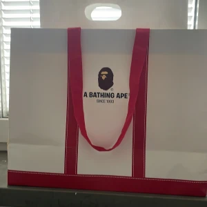Påse av a bathing ape och supreme äkta - Säljer dessa påsar av bra kvalite då de slängs annars. 100kr för båda