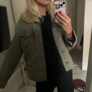 Jeansjacka - Så snygg jeansjacka!! Storlek S 