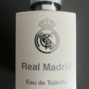 Real Madrid parfume  - Inte använd något och limiterad eftersom den bara går att köpa på real Madrids shop i Madrid.