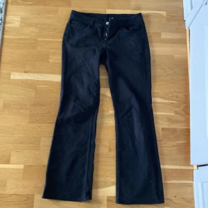 Svarta bootcut jeans - Säljer ett par svarta bootcut jeans i bra skick. Basic jeans  passar mig som har 38 ba lite korta men de är storlek 40