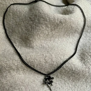 Svart halsband - Hjärthänge  - Snyggt svart halsband med en hjärthänge. Tunn kedja i rostfritt stål, perfekt för att ge en edgy touch till din outfit. 🖤🩶 Kolla gärna resten av mina annonser för samfrakt. Bredd 3mm, längd 40cm. 
