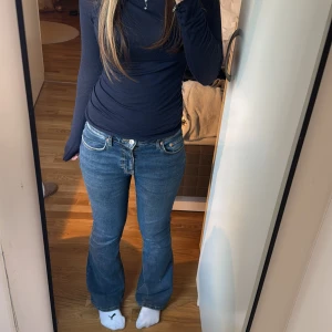 Blå flare jeans - säljer mina blåa bootcut jeans från ginatricot  i bra skick då dem inte används. de är mid/low rise sitter under naveln. det står stlrk 38 men passar ngn som har strlk 36 då de är små i storleken❤️midjemått: 35,5cm innerbenslängd: 72cm