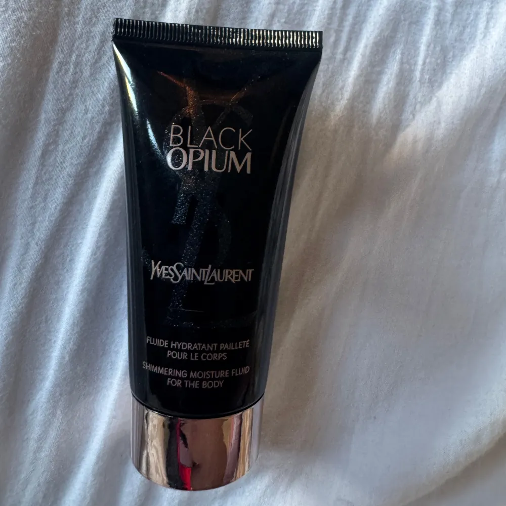 Säljer en lyxig Black Opium Shimmering Moisture Fluid från Yves Saint Laurent. Perfekt för att ge huden en skimrande och återfuktad look✨. Innehåller 50ml🖤Oanvänt🖤. Skönhet.