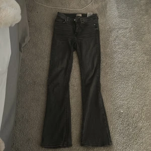 Svarta bootcut jeans från ONLY - Har växt ur dom