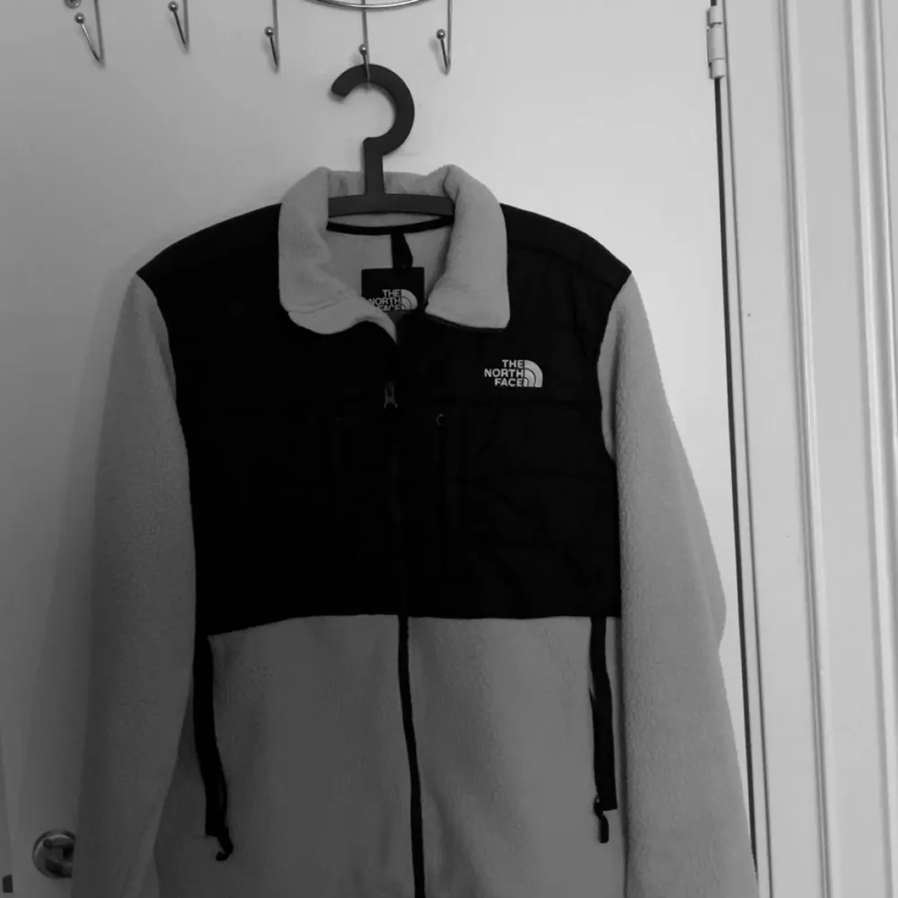 Tjo tjo vi har fått in denna fetta the north face jackan som är ganska varm och skön till vintern ja rekommenderar den speciellt till folk som e ute ofta och vill hålla sig varm . Takit.