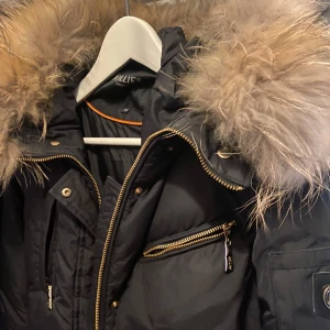 Jacka hollies  - Den är som ny använt en gång 