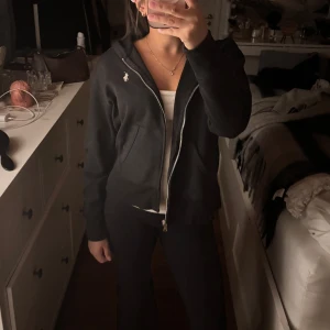 Svart hoodie från Polo Ralph Lauren - Säljer en svart hoodie från Polo Ralph Lauren i mycket bra skick. Den har en dragkedja framtill och en liten slits på sidorna. Superbekväm och stilren! Hör av dig för fler bilder eller frågor, pris kan diskuteras🩷🩷
