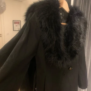 Kappa med pälskrage - Super fin kappa från H&M med pälskrage!🙌🏽🤍