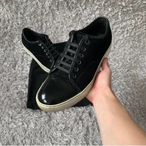 Lanvin skor - Säljer mina Lanvins då jag tröttnat på dem, väldigt bra skick 8-9/10. Storlek 43-44. Dustbag ingår. Pris kan diskuteras 