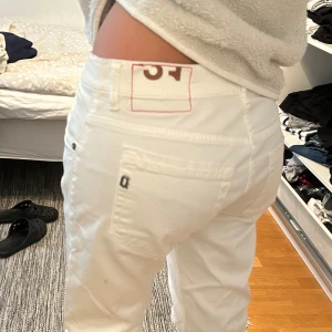 snygga vita jeans från myrorna - snygga vita jeans från myrorna men står inte vilken storlek, skulle gissa på xs eller storlek 34. Helt oanvända. I färgen vit. Är 155 cm lång. Finns tre jätte små prickar men syns knappast (bild 5)