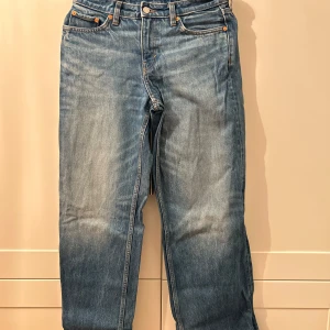 Blå jeans - Säljer ett par klassiska blå jeans i bra skick. De har en normal passform och är tillverkade i slitstarkt denim. Perfekta för vardagsbruk med en tidlös stil. De har fem fickor. De är mer i baggy stilen. Nypris 600kr