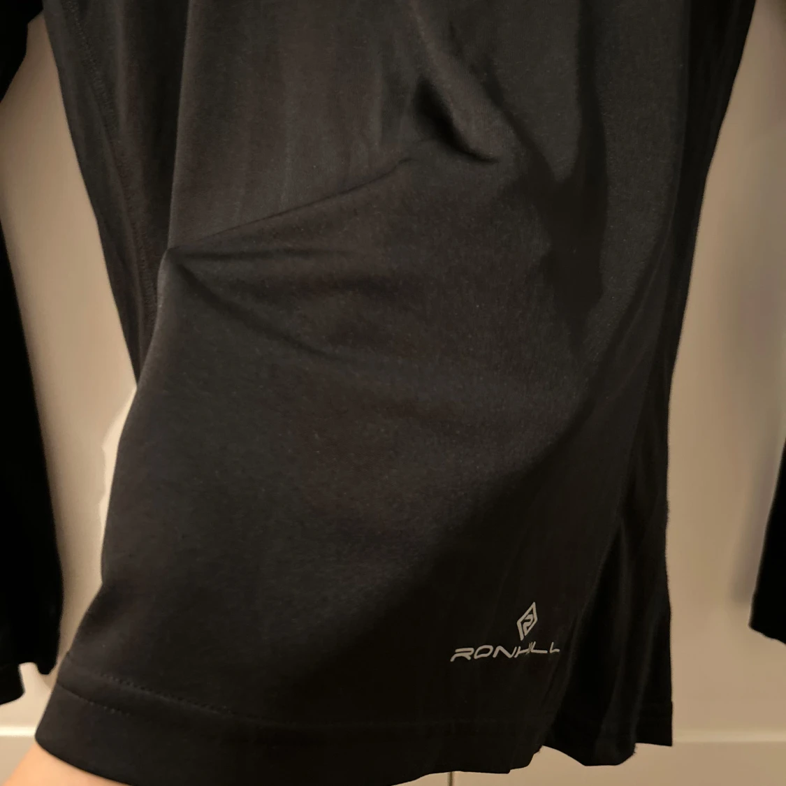 Svart långärmad tröja från Ronhill - 90