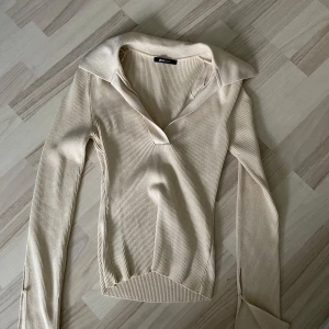 Ribbad  topp - Säljer en fin topp som inte kommer till användning. Storlek S. Toppen har fina detaljer med slits i ärmarna.  