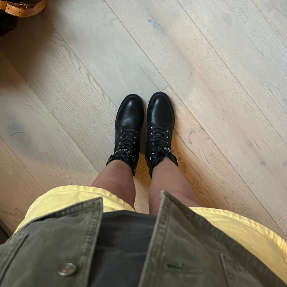 Så jäkla coola boots med silverdetaljer, nästintill oanvända, inga tecken på användning. storlek 38 🥰🥰🥰så snygga till shorts, klänning, eller kjol och stickad tröja💚. Skor.