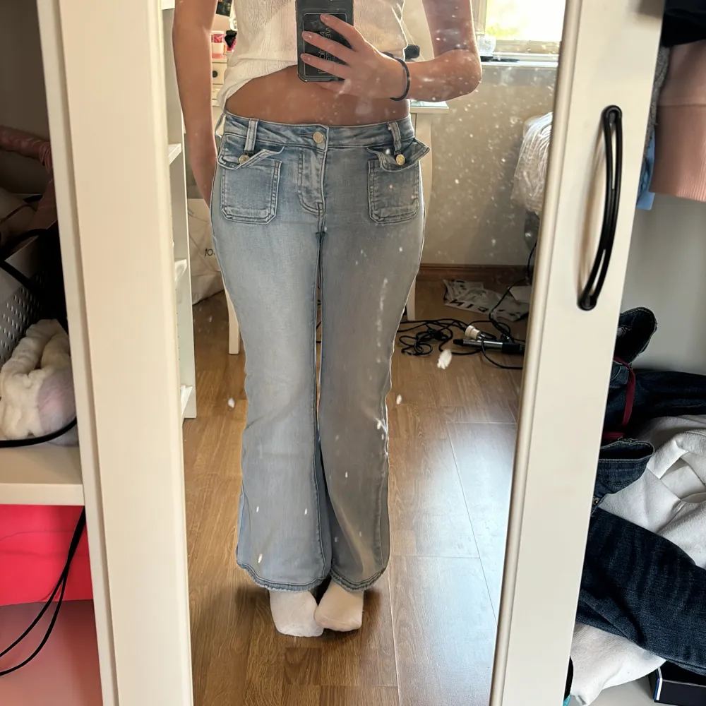 Lpgmidjade bootcut jeans med fickor fram, ifrån missay, väldigt snygga men kommer inte längre till användning☺️Om ni har några frågor så är det bara att skriva💗. Jeans & Byxor.