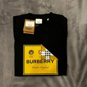 Säljer denna snygga Burberry T-shirt i svart och storlek M. Aldrig använts 