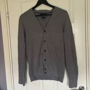 Kashmir cardigan size S - Riktig snygg Tommy Hilfiger cardigan i ull och kashmir blandning. Perfekt skick utan defekter. Storleken är S och sitter perfekt på mig som är 170 cm lång. Perfekt nu till hösten. Priset kan diskuteras!
