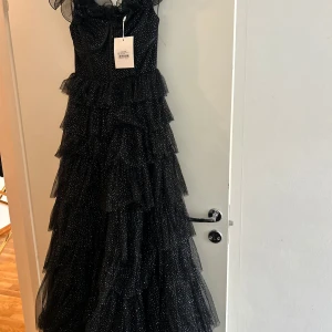 Fest klänning svart med glitter  - Helt ny festklänning.