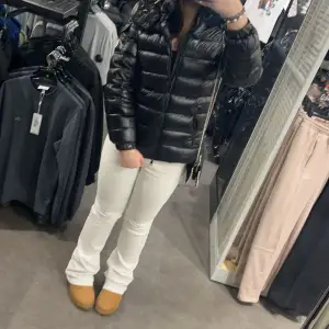 Säljer en snygg svart pufferjacka från Moncler i mycket bra skick. Jackan har en quiltad design med dragkedja och en praktisk ficka med Moncler-logga. Perfekt för kyliga dagar och ger en stilren look. Passar både till vardags och fest! SIZE S - M, Moncler-märket fungerar inte eftersom det finns ett problem och det fungerar inte, men jackan är äkta!