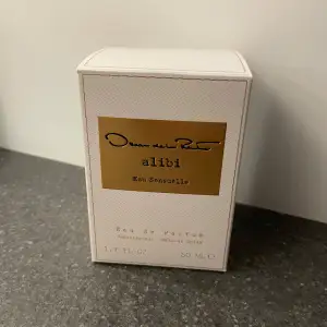 Säljer en lyxig parfym, Alibi Eau Sensuelle, från Oscar de la Renta. Den har en elegant och sensuell doft med toppnoter av mandarin och bergamot, hjärtnoter av ros och osmanthus, samt basnoter av mysk och sandelträ. Perfekt för att stärka din självsäkerhet och lämna ett oförglömligt intryck. Aldrig använd så precis som ny! 