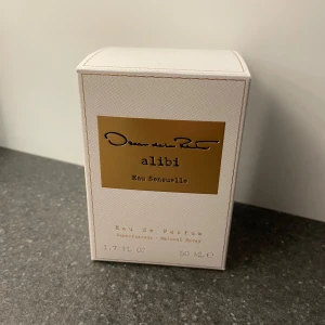 Alibi Eau Sensuelle från Oscar de la Renta - Säljer en lyxig parfym, Alibi Eau Sensuelle, från Oscar de la Renta. Den har en elegant och sensuell doft med toppnoter av mandarin och bergamot, hjärtnoter av ros och osmanthus, samt basnoter av mysk och sandelträ. Perfekt för att stärka din självsäkerhet och lämna ett oförglömligt intryck. Aldrig använd så precis som ny! 