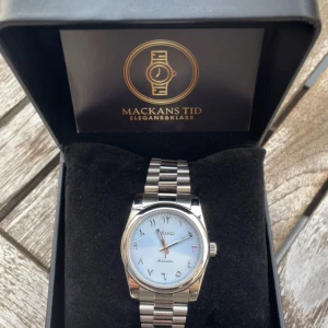 Seiko Mod arabic dial - Säljer en elegant baby blue Seiko-Mod klocka som jag nyss byggt ihop. Klockan har en automatiskt NH35 urverk med en presidental länk. Glaset är av saffir och klockan är vattentät ner till 100m. Diametern är 36mm.