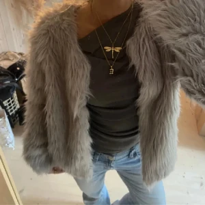 Pälsjacka - Så fin pälsjacka i grå/beige😍