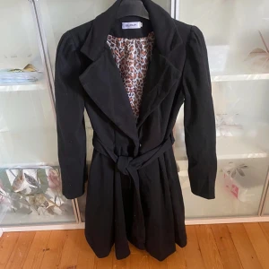 Tunnare jacka storlek M - Fin jacka, vara testad. 