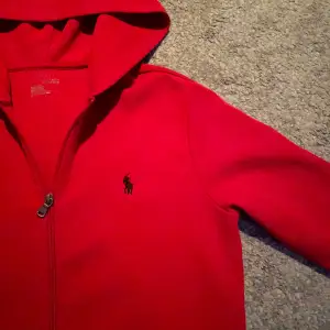 En stilig ralph lauren hoodie i bra skick. Storlek S och passar dig mellan 170-178. Snörerna till tröjan medföljer men har valt att ta av dom då jag tycker de är snyggt. Hör gärna av dig vid intresse!