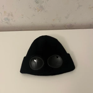 C.P. Company mössa  - Säljer en svart CP company mössa i svart. Inte använd så mycket efter den inte riktigt var något för mig. 