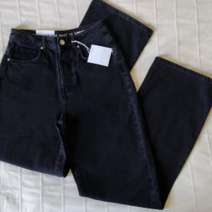 Regular wide svarta/grå jeans - storlek 28/32 - Regular wide mörkgrå jeans i storlek 28/32. Högmidjade, raka och vida. Så snygga och användbara. 100% bomull.