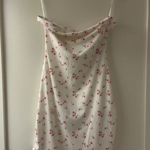 Blommig axelbandslös sommarklänning - Klänningen är använd ett fåtal gånger så den är i toppskick✨