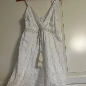 Vit sommarklänning 🤍 - Såååå söt! Aldrig använd köpt på en marknad i Spanien🌺🤍 Passar perfekt till student eller sommar!
