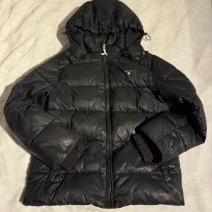 Gant Jacka - Säljer min gamla Gant jacka.  Fanns ett litet hål i armen se bild 3 Skick 7/10 
