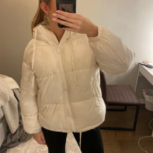 Vinterjacka hm  - Fin vinterjacka från hm i den populära modellen🩷 använd en vinter