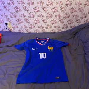 Blå fotbollströja med nummer 10 - Säljer denna feta mbappe tröja ifrån nike. Frankrikes hemmaställ 2024