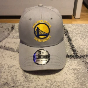 Golden Stars warriors keps  - Säljer min golden stars worriors keps för den passar inte mig längre. Knappast använd. 10/10 i skick.