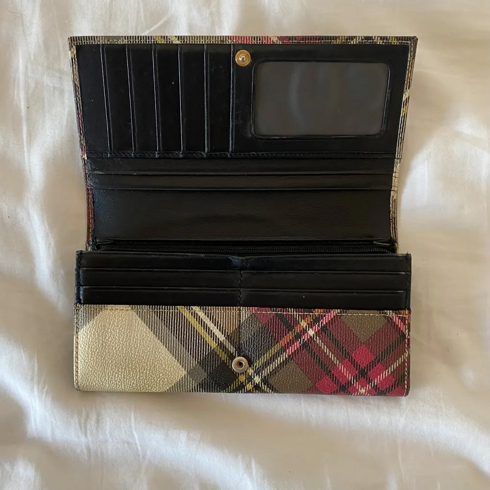 Köpt och fraktad från Japan. Mått: plånbok - 19x10x3, box - 22x12x4 (cm). Okej skick, har en del slitage så behöver piffas upp, allt är synligt på bilderna (kan skicka fler om det önskas). Inte 100% säker på att själva lådan är orginal 💋. Asusteet.