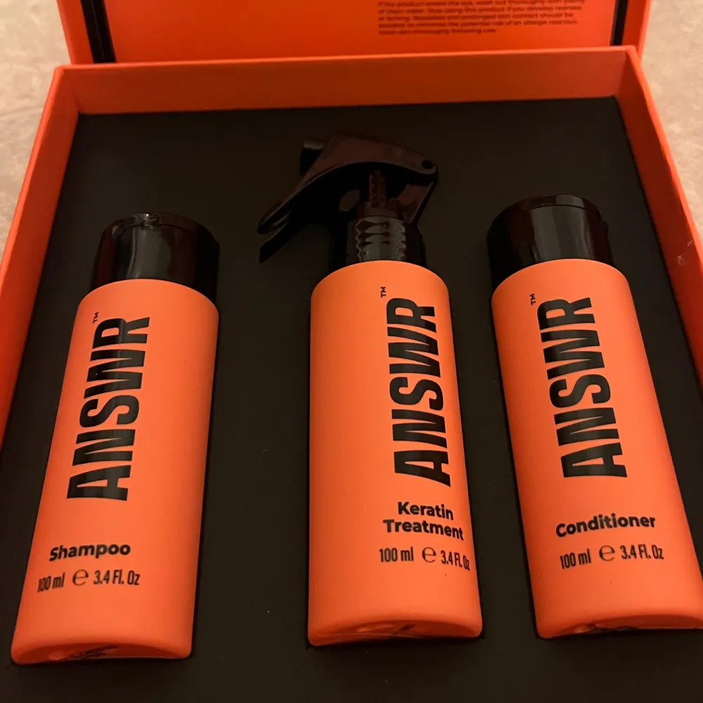 Säljer ett helt nytt ANSWR Keratin Treatment Kit för hemmabruk. Innehåller schampo, keratinbehandling och balsam, alla i 100 ml flaskor. Perfekt för att få slätt och glansigt hår hemma. Följ de enkla stegen för bästa resultat. Används med sulfatfria produkter för att bibehålla effekten.❤️. Skönhet.