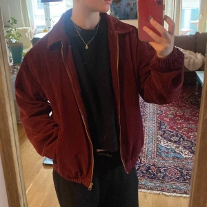 Vailent jacka Manchester  - Röd jacka i Manchester i fint skick! Perfekt för hösten. (Säljer även en dickies jacka som finns på min profil!)