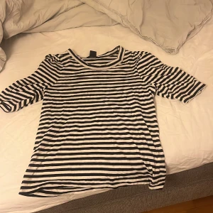 Randig T-shirt  - En tajt T-shirt från Lindex ! Använd ett par gånger är i bra skick❤️ 199kr i ord pris❤️