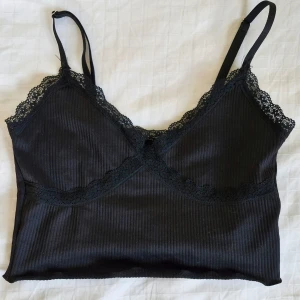 Linne H&M - Söt liten croptop med spets från H&M! Spetskanten har lossnat lite bakpå toppen, se bild. Därav lågt pris.  I övrigt i fint skick! Kolla gärna in garderoben för samfrakt :)